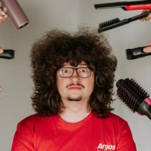 开云娱乐-蓄发哥：我没赚大钱，剪完头会向慈善机构捐赠头发